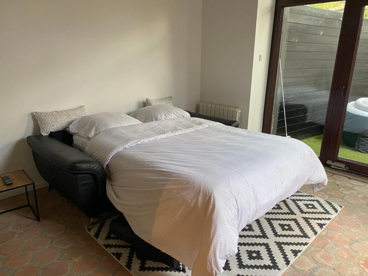 Bonnelles Studio Duplex Avec Spa Et Cour Privee מראה חיצוני תמונה