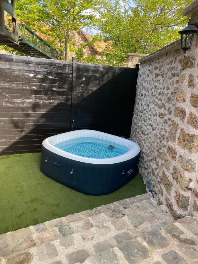 Bonnelles Studio Duplex Avec Spa Et Cour Privee מראה חיצוני תמונה